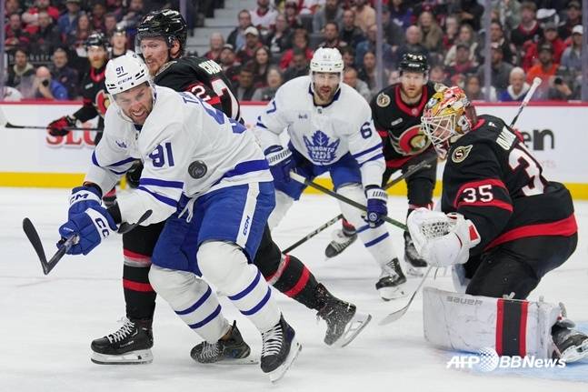 지난 1일(현지시간) 열린 NHL 플레이오프 1라운드 토론토 메이플 리프스(흰색 유니폼)과 오타와 세네터스의 경기 모습.     /AFPBBNews=뉴스1