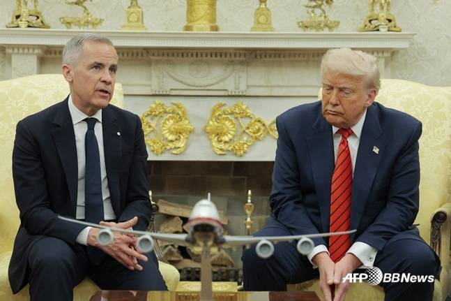 마크 카니(왼쪽) 캐나다 총리와 도널드 트럼프 미국 대통령이 6일(현지시간) 백악관에서 정상회담을 하고 있다.  /AFPBBNews=뉴스1