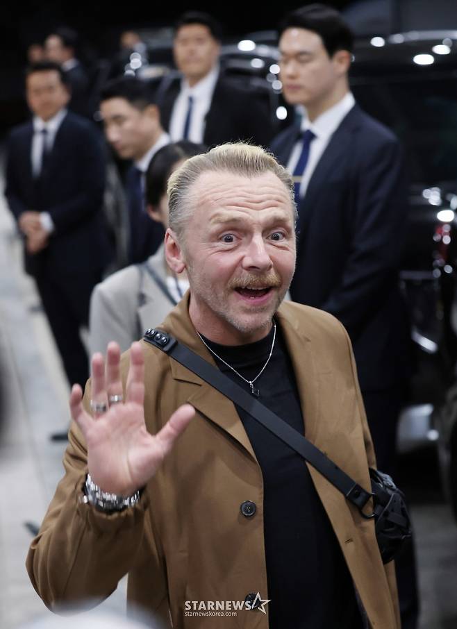 (김포공항=뉴스1) 권현진 기자 = 할리우드 배우 사이먼 페그가 '미션 임파서블: 파이널 레코닝' 홍보를 위해 7일 오후 서울김포비즈니스항공센터(SGBAC)를 통해 내한해 인사를 하고 있다. 2025.5.7/뉴스1  Copyright (C) 뉴스1. All rights reserved. 무단 전재 및 재배포,  AI학습 이용 금지. /사진=(김포공항=뉴스1) 권현진 기자