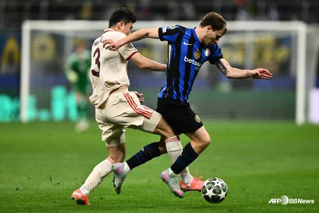 수비를 하고 있는 김민재(왼쪽). /AFPBBNews=뉴스1