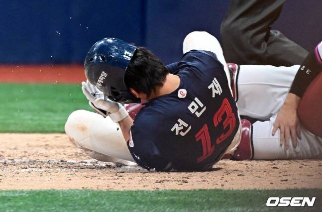 롯데 전민재가 지난달 29일 키움전 7회초 공격에서 얼굴에 공을 맞고 쓰러져 통증을 호소하고 있다.