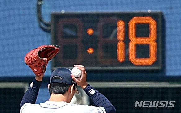 피치클락을 체크하는 구장 전자 타이머. /사진=뉴시스 제공