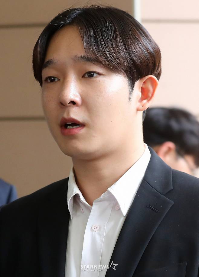 마약류 관리에 관한 법률 위반(향정) 혐의를 받고 있는 가수 남태현이 19일 오전 서울 마포구 서부지방법원에서 진행된 첫 공판 기일을 마친 뒤 법원을 나서고 있다.  남태현은 지난해 8월 마약 파문에 휘말렸다. 당시 채널A 예능프로그램 '하트시그널3' 출연자였던 서민재가 SNS를 통해 남태현과의 필로폰 투약을 폭로했던 것. 이에 경찰은 지난해 9월 서민재와 남태현의 소변과 모발을 채취해 국립과학수사연구원(국과수) 감정을 의뢰했다. 검사 결과 필로폰 양성 반응 결과가 나온 것으로 전해졌다. 2023.10.19 /사진=김창현