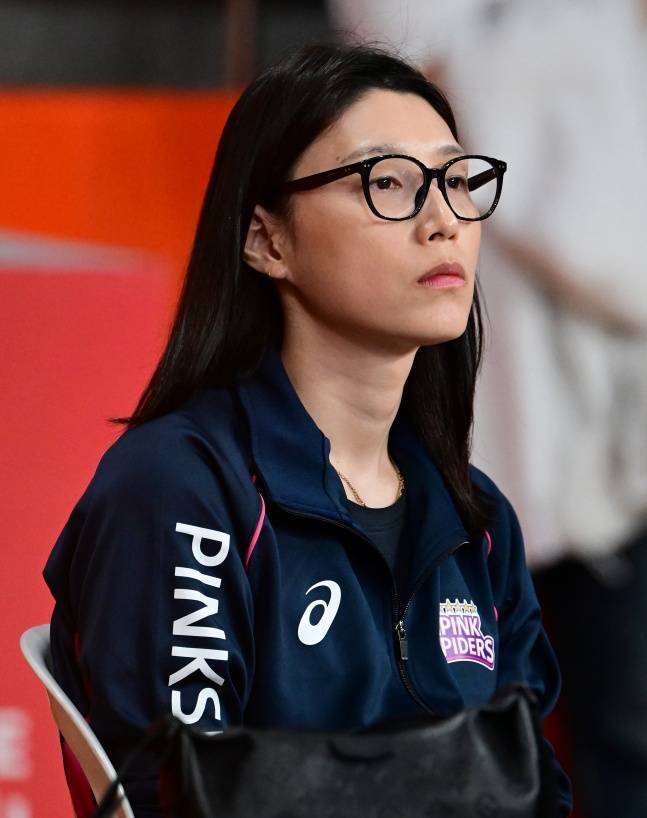 흥국생명 어드바이저 김연경이 튀르키예에서 열리는 중인 2025 V리그 외국인선수 트라이아웃 현장에 참석해 선수들을 지켜보고 있다. /사진=한국배구연맹 제공