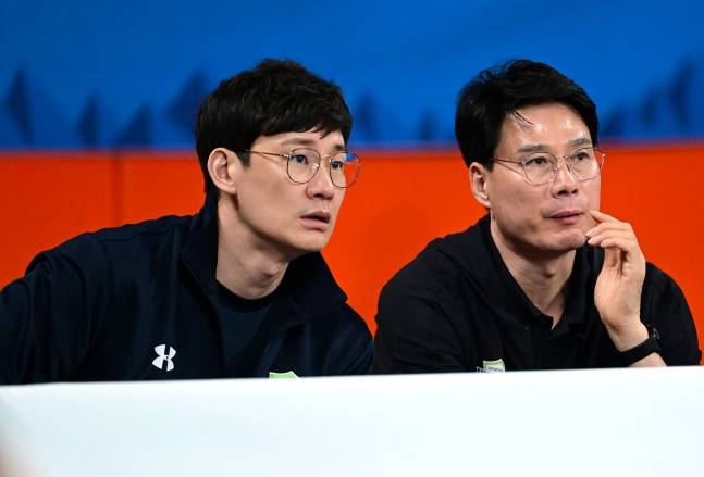 현대건설 이선규 코치(왼쪽)가 튀르키예에서 열리는 중인 2025 V리그 외국인선수 트라이아웃 현장에 참석해 선수들을 지켜보고 있다. /사진=한국배구연맹 제공