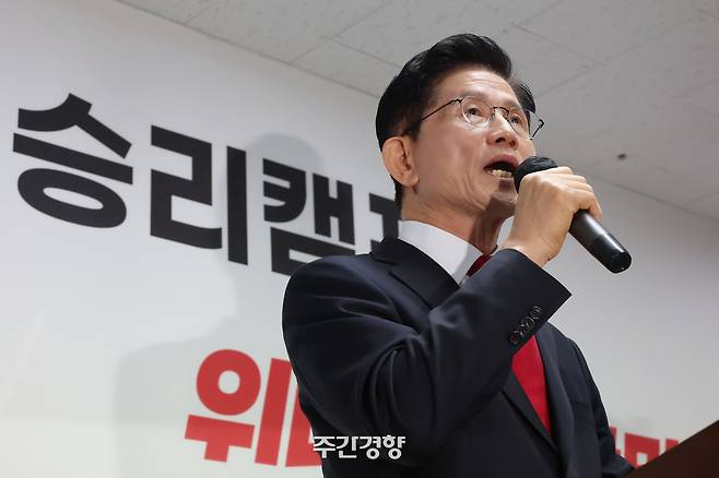 김문수 국민의힘 대선 후보가 8일 서울 여의도 캠프에서 긴급 기자회견을 하고 있다. 한수빈 기자