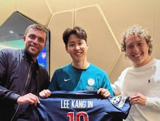 이강인이 8일(한국시간) 프랑스 파리에 있는 파르크 데 프랭스에서 열린 PSG와 아스널의 2024-2025시즌 유럽축구연맹(UEFA) 챔피언스리그 4강 2차전에서 벤치를 지켰다. 소속팀 PSG는 2-1로 승리하며 합계 스코어 3-1로 결승에 진출했다.&nbsp;이강인은 경기 후 뜻밖의 인물들을 만났다. 바로 이적시장 전문 기자로 유명한 파브리치오 로마노, 그리고 스페인 매체 렐레보를 만든 마테오 모레토다.. SNS