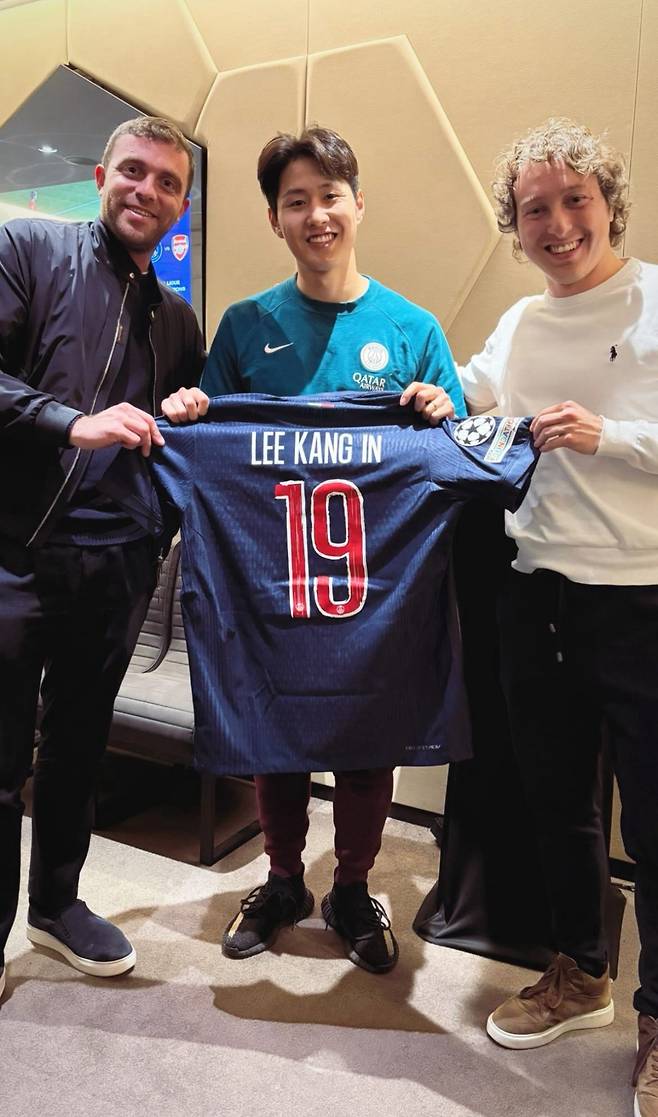 이강인이 8일(한국시간) 프랑스 파리에 있는 파르크 데 프랭스에서 열린 PSG와 아스널의 2024-2025시즌 유럽축구연맹(UEFA) 챔피언스리그 4강 2차전에서 벤치를 지켰다. 소속팀 PSG는 2-1로 승리하며 합계 스코어 3-1로 결승에 진출했다.&nbsp;이강인은 경기 후 뜻밖의 인물들을 만났다. 바로 이적시장 전문 기자로 유명한 파브리치오 로마노, 그리고 스페인 매체 렐레보를 만든 마테오 모레토다.. SNS