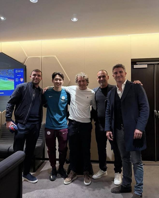 이강인이 8일(한국시간) 프랑스 파리에 있는 파르크 데 프랭스에서 열린 PSG와 아스널의 2024-2025시즌 유럽축구연맹(UEFA) 챔피언스리그 4강 2차전에서 벤치를 지켰다. 소속팀 PSG는 2-1로 승리하며 합계 스코어 3-1로 결승에 진출했다.&nbsp;이강인은 경기 후 뜻밖의 인물들을 만났다. 바로 이적시장 전문 기자로 유명한 파브리치오 로마노, 그리고 스페인 매체 렐레보를 만든 마테오 모레토다.. SNS