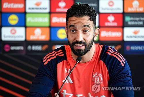 아모림 감독이 8일(한국시간) 영국 맨체스터에 있는 올드 트래포드에서 진행된 빌바오와의 2024-2025시즌 유럽축구연맹(UEFA) 유로파리그 4강 2차전을 앞둔 기자회견에서 대회 우승을 할 수 있다고 말했다.&nbsp;연합뉴스