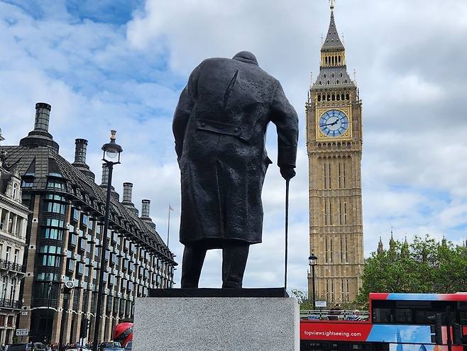 영국 의회 광장의 처칠 동상 (런던=연합뉴스) 김지연 특파원 = 7일(현지시간) 영국 런던의 의회 광장에 있는 처칠 동상 앞으로 관광버스가 지나고 있다. cherora@yna.co.kr (끝)