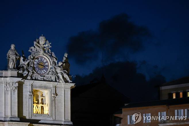 검은 연기 뿜어져 나오는 시스티나 성당 굴뚝 [로이터 연합뉴스]