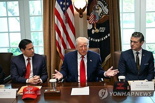 각료회의 주재하는 트럼프 [AFP 연합뉴스 자료사진. 재판매 및 DB 금지]