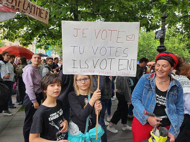 '투표하세요' (파리=연합뉴스) 송진원 특파원 = 15일(현지시간) 프랑스 파리 레퓌블리크 광장에서 열린 시위에 참여한 한 프랑스 여성. 그는 딸과 함께 투표 독려 팻말을 들고나왔다. 2024.6.16 san@yna.co.kr