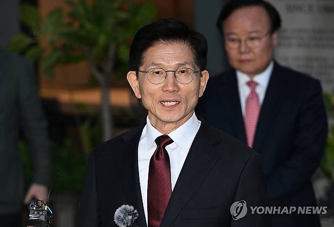 김문수-한덕수, '단일화 담판' 결렬 (서울=연합뉴스) 황광모 기자 = 국민의힘 김문수 대선 후보가 7일 서울 종로구의 한 식당에서 무소속 한덕수 대선 예비후보와 후보 단일화 관련 회동을 마친 뒤 브리핑을 하고 있다. 
    국민의힘 김 후보와 무소속 한 예비후보는 후보 단일화 논의를 이날 위해 만났지만, 합의된 사항 없이 끝났다. 2025.5.7 [공동취재] hkmpooh@yna.co.kr