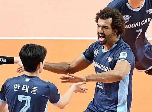 우리카드에서 뛰던 때의 아히(오른쪽) [한국배구연맹 제공. 재판매 및 DB 금지]