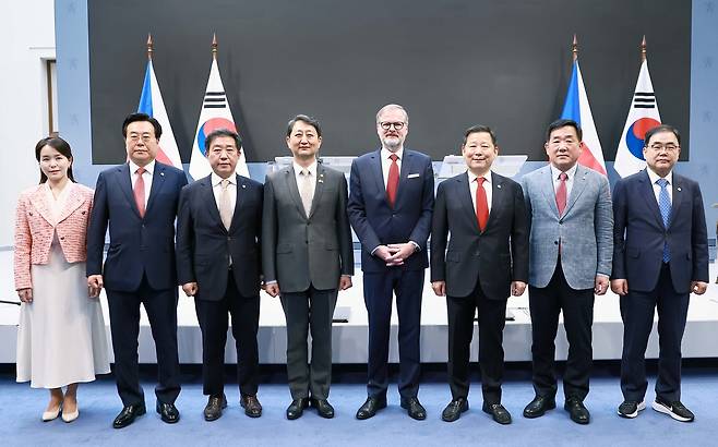 한·체코, 원전산업 협력 약정' 체결식 (프라하=연합뉴스) 안덕근 산업통상자원부 장관(가운데 왼쪽)은 7일(현지시간) 체코 프라하 총리실에서 페트르 피알라 체코 총리를 비롯한 한·체코 정부 대표단과 이철규 산업통상자원중소벤처기업위원회 위원장 등 국회 대표단이 참석한 가운데 '한·체코 원전산업 협력 약정' 체결식을 가졌다. [산업통상자원부 제공. 재판매 및 DB 금지]