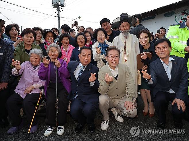 전북 장수군 찾은 이재명 후보 (장수=연합뉴스) 류영석 기자 = 더불어민주당 이재명 대선 후보가 '골목골목 경청투어:국토종주편'에 나선 6일 전북 장수군 오옥마을을 찾아 주민 어르신들과 기념촬영을 하고 있다. 2025.5.6 ondol@yna.co.kr
