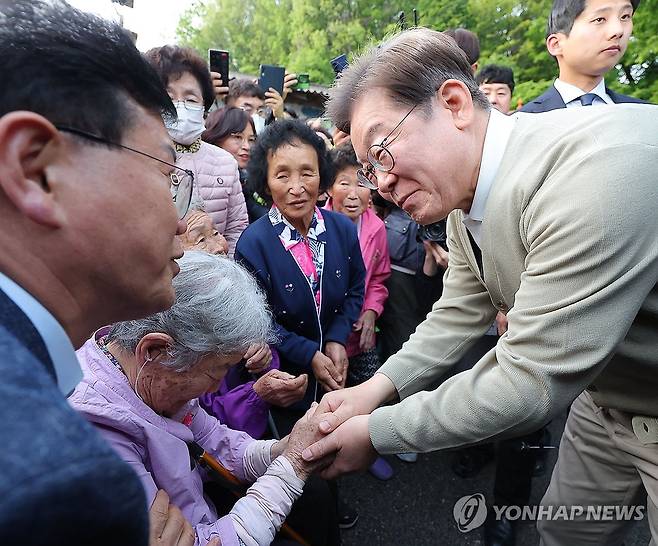 이재명 후보, 장수군 오옥마을 방문 (장수=연합뉴스) 류영석 기자 = 더불어민주당 이재명 대선 후보가 '골목골목 경청투어:국토종주편'에 나선 6일 전북 장수군 오옥마을을 찾아 주민 어르신들과 인사하고 있다. 2025.5.6 ondol@yna.co.kr