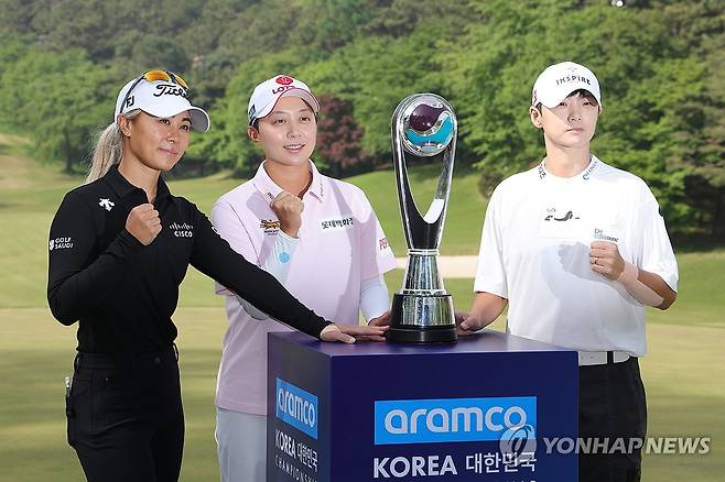 2025 LET 아람코 챔피언십 포토콜 (고양=연합뉴스) 임병식 기자 = 8일 오전 경기도 고양시 뉴코리아 컨트리클럽에서 열린 2025 레이디스 유러피언투어(LET) 아람코 챔피언십 포토콜에서 대니엘 강(왼쪽부터)과 김효주, 박성현이 트로피를 앞에 두고 포즈를 취하고 있다. 2025.5.8 andphotodo@yna.co.kr