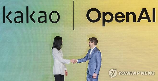 악수하는 정신아 카카오 대표와 오픈AI 샘 올트먼 CEO [연합뉴스 자료 사진. 재판매 및 DB 금지]