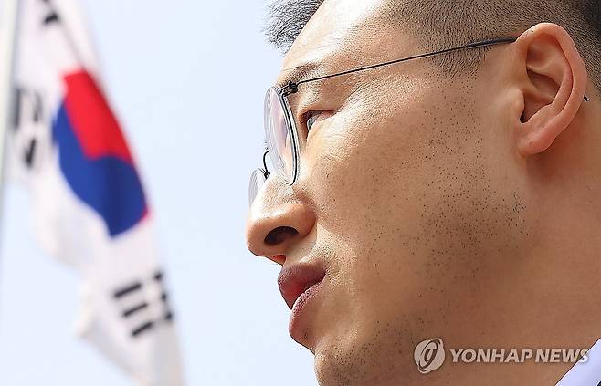 김상욱 의원, 국민의힘 탈당 (서울=연합뉴스) 김도훈 기자 = 12·3 비상계엄 및 윤석열 전 대통령 탄핵과 관련해 당내에서 탈당 압박을 받아온 김상욱 의원이 8일 서울 동작구 현충원에서 참배 후 탈당 입장을 밝히고 있다. 2025.5.8 superdoo82@yna.co.kr