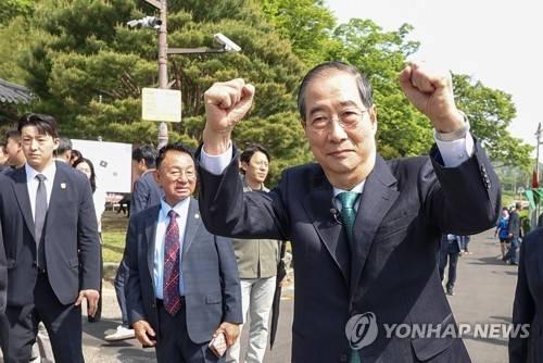 지지자들에게 인사하는 한덕수     (구미=연합뉴스) 윤관식 기자 = 무소속 한덕수 대선 예비후보가 8일 경북 구미시 박정희 전 대통령 생가를 방문, 지지자들에게 두 손을 들어 인사하고 있다. 2025.5.8
    psik@yna.co.kr
(끝)