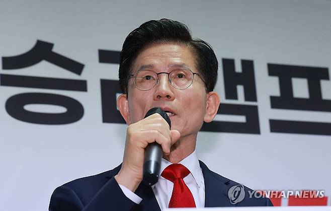 김문수 후보 긴급 기자회견 (서울=연합뉴스) 신현우 기자 = 국민의힘 김문수 대선 후보가 8일 서울 여의도 대하빌딩에 마련한 선거 캠프 사무실에서 긴급 기자회견을 열고 후보 단일화에 관한 입장을 밝히고 있다. 2025.5.8 nowwego@yna.co.kr