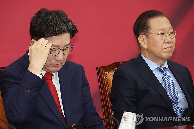 머리아픈 국민의힘 권성동 원내대표 (서울=연합뉴스) 박동주 기자 = 국민의힘 권성동 원내대표가 8일 국회에서 열린 비상대책위원회의에서 머리를 만지고 있다. 2025.5.8 pdj6635@yna.co.kr