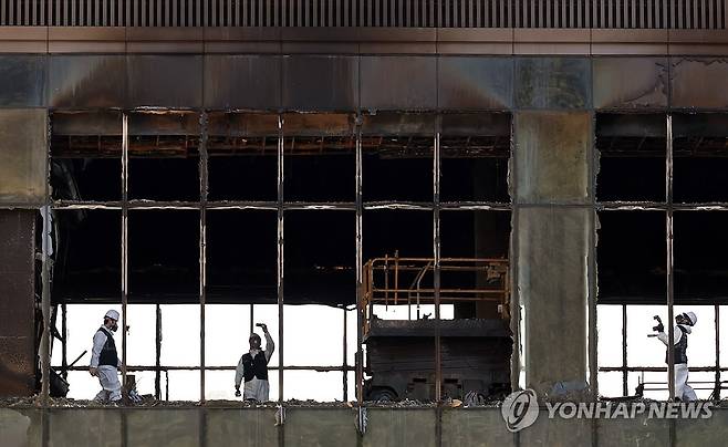 '부산 반얀트리 호텔 공사장 화재 원인을 찾아라' (부산=연합뉴스) 김재홍 기자 = 16일 오전 부산 기장군 오시리아 관광단지 오랑대공원 인근의 '반얀트리 해운대 부산' 공사 현장에서 화재 원인 규명을 위한 합동감식이 진행되고 있다. 지난 14일 오전에 발생한 화재로 작업자 6명이 숨지고, 27명이 연기 흡입 등 경상을 입었다. 2025.2.16 pitbull@yna.co.kr