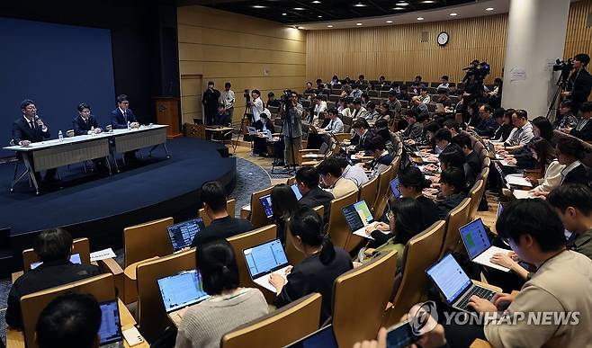 SK텔레콤 해킹 사태 관련 질의응답 (서울=연합뉴스) 서명곤 기자 = 류정환 SKT 네트워크 인프라 센터장(왼쪽부터), 임봉호 SKT MNO 사업부장, 김희섭 SKT 커뮤니케이션 센터장이 7일 서울 중구 SK텔레콤 T타워에서 SK텔레콤의 해킹 사고와 관련해 취재진 질문에 답하고 있다. 2025.5.7 [공동취재] seephoto@yna.co.kr