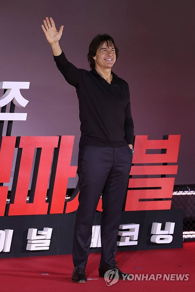 손인사하는 톰 크루즈 (서울=연합뉴스) 강민지 기자 = 할리우드 배우 톰 크루즈가 8일 서울 송파구 롯데시네마 월드타워에서 열린 영화 '미션 임파서블: 파이널 레코닝' 기자간담회에서 포즈를 취하고 있다. 2025.5.8 mjkang@yna.co.kr