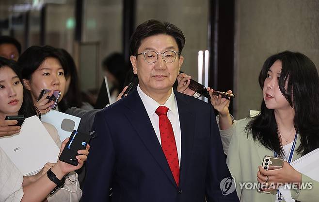 권성동 원내대표, 취재진 질문 받으며 (서울=연합뉴스) 박동주 기자 = 국민의힘 권성동 원내대표가 8일 국회에서 열린 비상대책위원회의에 참석하고 있다. 2025.5.8 pdj6635@yna.co.kr