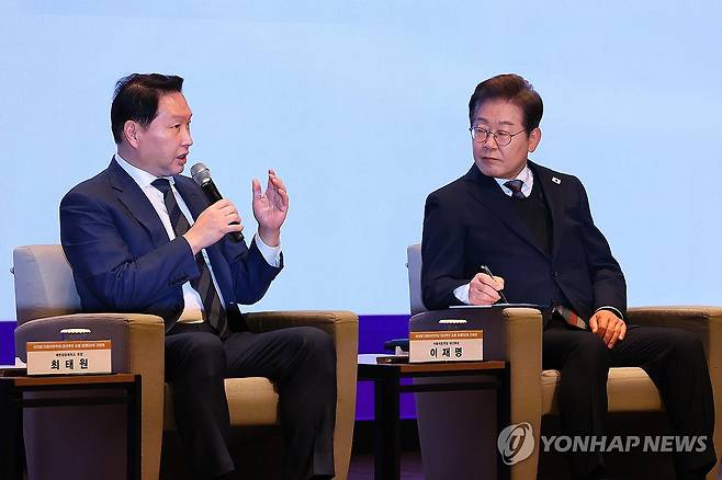 정책 제언하는 최태원 대한상의 회장 (서울=연합뉴스) 최태원 대한상의 회장이 8일 서울 중구 대한상공회의소에서 열린 이재명 더불어민주당 대선후보 초청 경제5단체장 간담회에서 정책 제언을 하고 있다. 2025.5.8 [국회사진기자단] photo@yna.co.kr