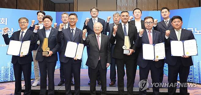 '제37회 한국노사협력대상' 시상식 (서울=연합뉴스) 8일 서울 포시즌스호텔에서 열린 '제37회 한국노사협력대상' 시상식에서 손경식 한국경영자총협회 회장 및 참석자들이 기념 촬영하고 있다. 
    앞줄 왼쪽부터 한채양 이마트 대표이사, 허남열 롯데월드 노조위원장, 권오상 롯데월드 대표이사, 손경식 경총 회장, 아밋버길 울산알루미늄 CEO, 조재천 현대엘리베이터 대표이사, 김민수 울산알루미늄 노조위원장. 
    뒷줄 왼쪽부터 김상기 이마트 노조위원장, 김민석 고용부 차관, 권기섭 경사노위 위원장, 김동명 한국노총 위원장, 주인수 현대엘레베이이터 노조위원장, 윤민욱 현대엘리베이터 사무직노조위원장. 2025.5.8 [경총 제공. 재판매 및 DB 금지] photo@yna.co.kr