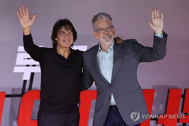 손인사하는 톰 크루즈-크리스토퍼 맥쿼리 감독 (서울=연합뉴스) 강민지 기자 = 할리우드 배우 톰 크루즈(왼쪽), 크리스토퍼 맥쿼리 감독이 8일 서울 송파구 롯데시네마 월드타워에서 열린 영화 '미션 임파서블: 파이널 레코닝' 기자간담회에서 포즈를 취하고 있다. 2025.5.8 mjkang@yna.co.kr