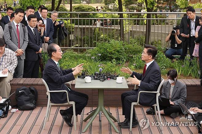 김문수-한덕수, 단일화 관련 2차 회동 (서울=연합뉴스) 류영석 기자 = 국민의힘 김문수 대선후보와 무소속 한덕수 대선 예비후보가 8일 서울 국회 사랑재에 위치한 커피숍에서 후보 단일화 관련 회동을 하고 있다. 2025.5.8 ondol@yna.co.kr