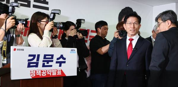 국민의힘 김문수 대선 후보가 9일 서울 영등포구 여의도 선거 캠프 사무실에서 대선 정책을 발표하기 위해 입장하고 있다. 2025.5.9 /연합뉴스