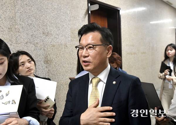 국민의힘 이양수 사무총장이 김문수 대선 후보 측 주장을 반박하는 기자간담회를 마치고 취재진의 질의에 답하고 있다. 2025.5.9 /김우성기자 wskim@kyeongin.com