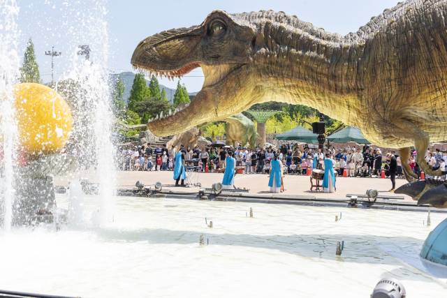 지난 4일부터 6일까지 어린이날 연휴, 당항포관광지에서 다양한 공연과 체험 프로그램이 열려 방문객들의 호응을 얻었다./고성문화관광재단/