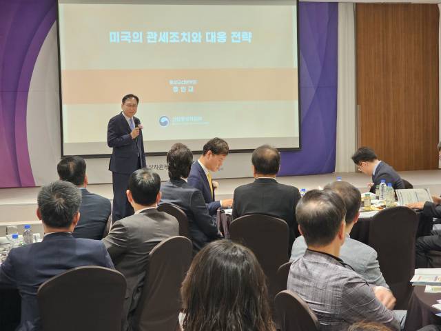 9일 오전 그랜드머큐어 앰배서더 창원에서 정인교 산업통상자원부 통상교섭본부장이 ‘미국의 관세조치와 대응 전략‘ 주제의 강연을 진행하고 있다./조규홍 기자/