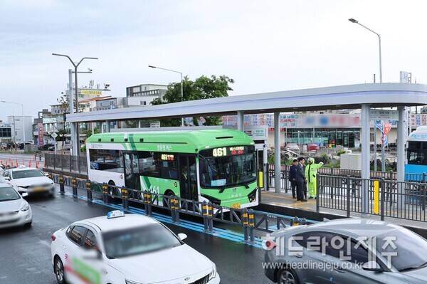 국내에서 처음으로 9일 제주시 서광로에 개통한 양문형 버스 전용 섬식 정류장.