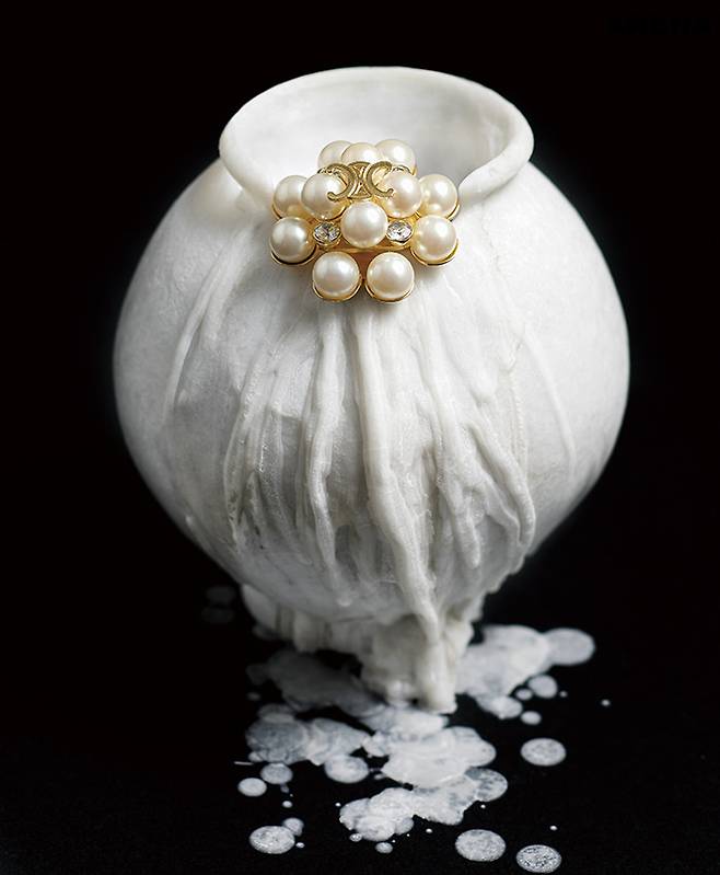 건조하고 깊은 시더우드 향이 은은하게 펼쳐지는 달항아리 캔들 4만6000원 뮷즈 제품. 트리옹프 로고 장식 진주 브로치 105만원 셀린느 by 에디 슬리먼 제품.