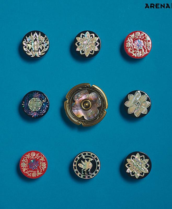 한국의 국보와 보물을 재해석해 천연 자개로 장식한 나전 자석 각각 6500원 모두 뮷즈 제품. 꽃 모양 자개 이어링 99만원 에트로 제품.