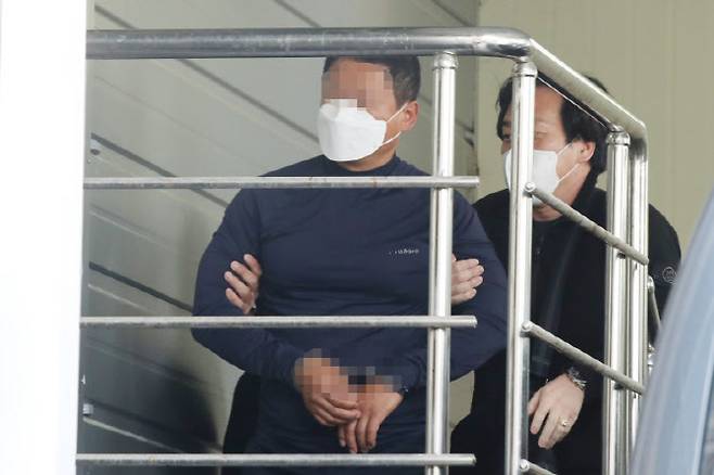 지난해 5월 9일 오후 부산 연제경찰서에서 이날 오전 부산법조타운 인근에서 유튜버를 살해한 홍모씨가 압송되고 있다. (사진=공동취재)