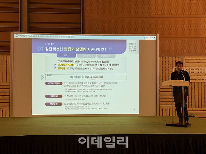 8일 개막한 ‘2025 올댓트래블’ 박람회의 부대 행사인 ‘지방소멸대응 지역관광 활성화 워크숍’에서 권동식 강진군청 인구정책팀장이 발표를 하고 있다.