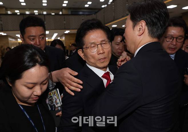 [이데일리 노진환 기자] 김문수 국민의힘 대선 후보가 9일 서울 여의도 국회에서 열린 의원총회에서 권영세 비대위원장의 모두발언이 끝난 후 의총장에서 퇴장하자 국민의힘 의원들이 김 후보를 막아서고 있다.