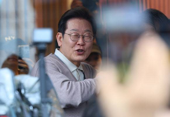 더불어민주당 이재명 대선 후보가 제3차 골목골목 경청투어로 경북지역 방문에 나선 9일 경북 칠곡군 석적읍의 한 상가 앞에서 주민과 지지자들을 상대로 즉흥 연설을 하고 있다. (사진=연합뉴스)