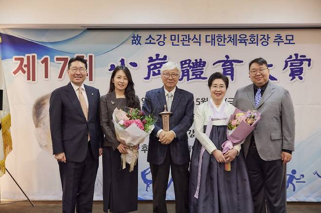 이인정 회장이 소강체육대상 시상식에서 대상을 받은 뒤 가족들과 함께 기념촬영을 하고 있다. 왼쪽은 차남인 이상현 대한사이클연맹 회장. 사진=(주)태인