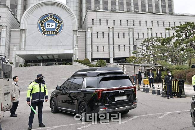 내란 우두머리 혐의로 기소된 윤석열 전 대통령의 첫 정식 형사재판이 열리는 지난달 14일 오전 윤 전 대통령이 탑승한 차량이 서울 서초구 서울중앙지방법원 지하주차장으로 들어가고 있다. (사진=공동취재단)